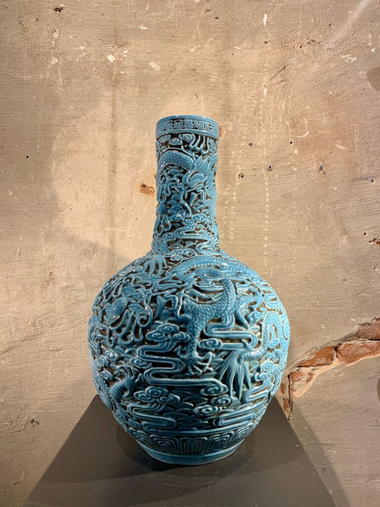 Dragon vaas blauw hoog 55 cm en breed 25 cm