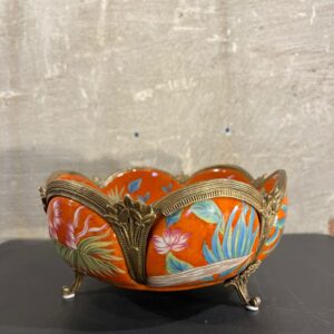 Oranje schaal met bloemen