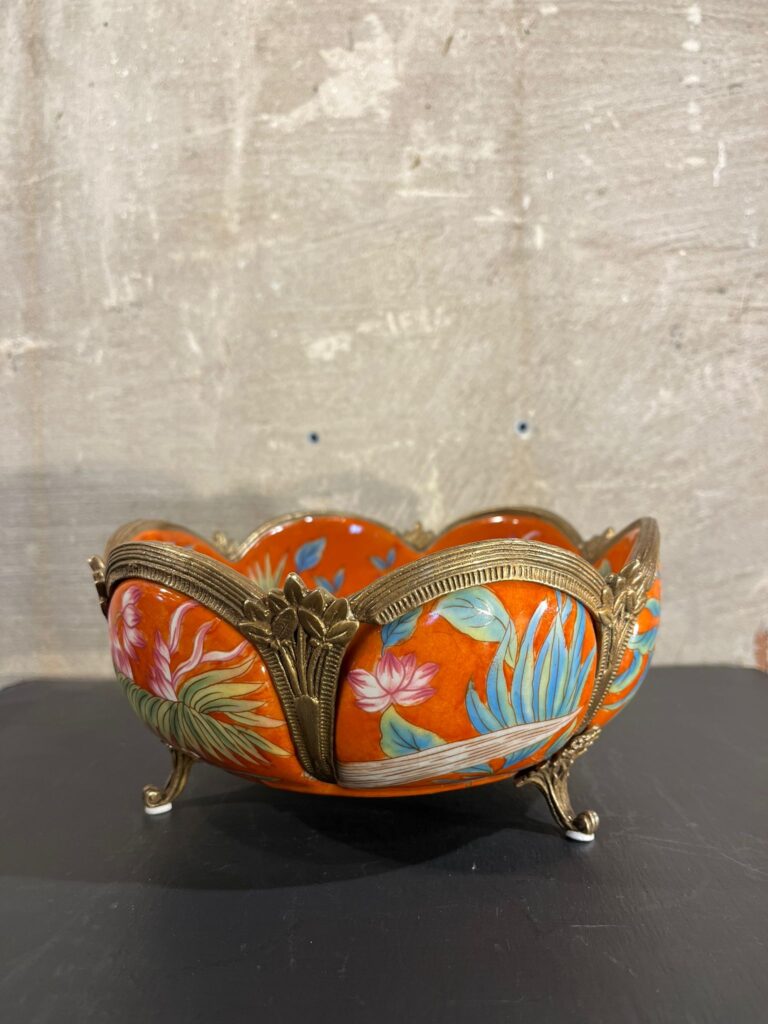 Oranje schaal met bloemen