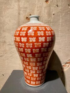 Vaas met vlinders oranje
