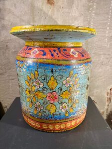 Houten melkpot kleur blauw met rood en bloemen