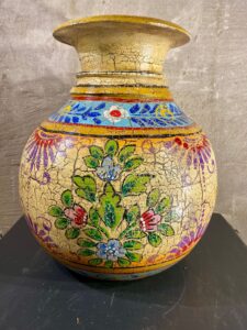 Houten melkpot kleur licht geel met bloemen