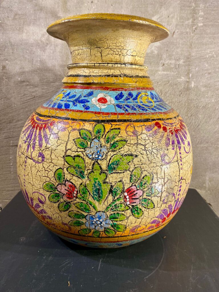 Houten melkpot kleur licht geel met bloemen