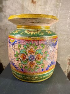 Houten melkpot kleur roze met groen en bloemen