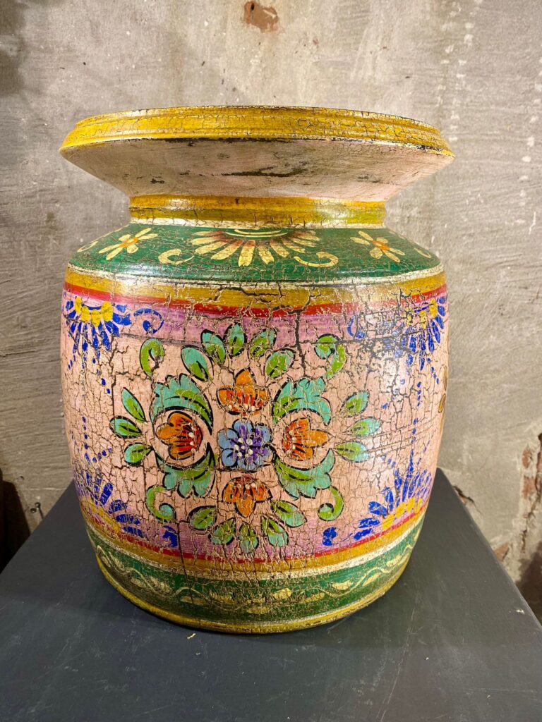 Houten melkpot kleur roze met groen en bloemen