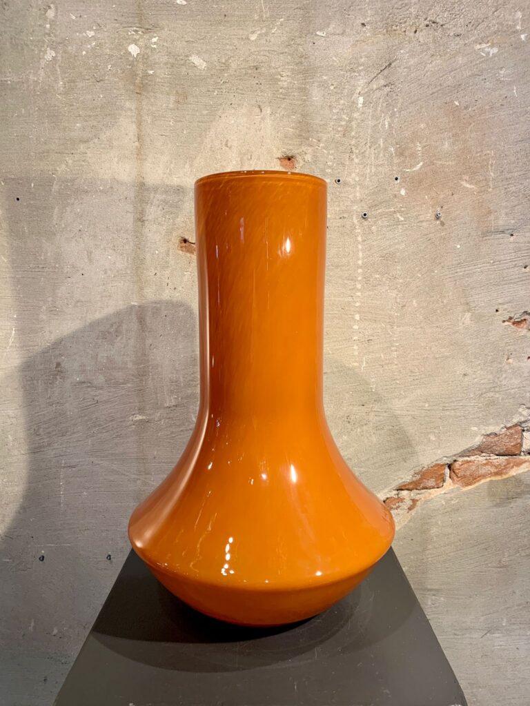 Vaas oranje large hoog 52 cm en breed 38 cm